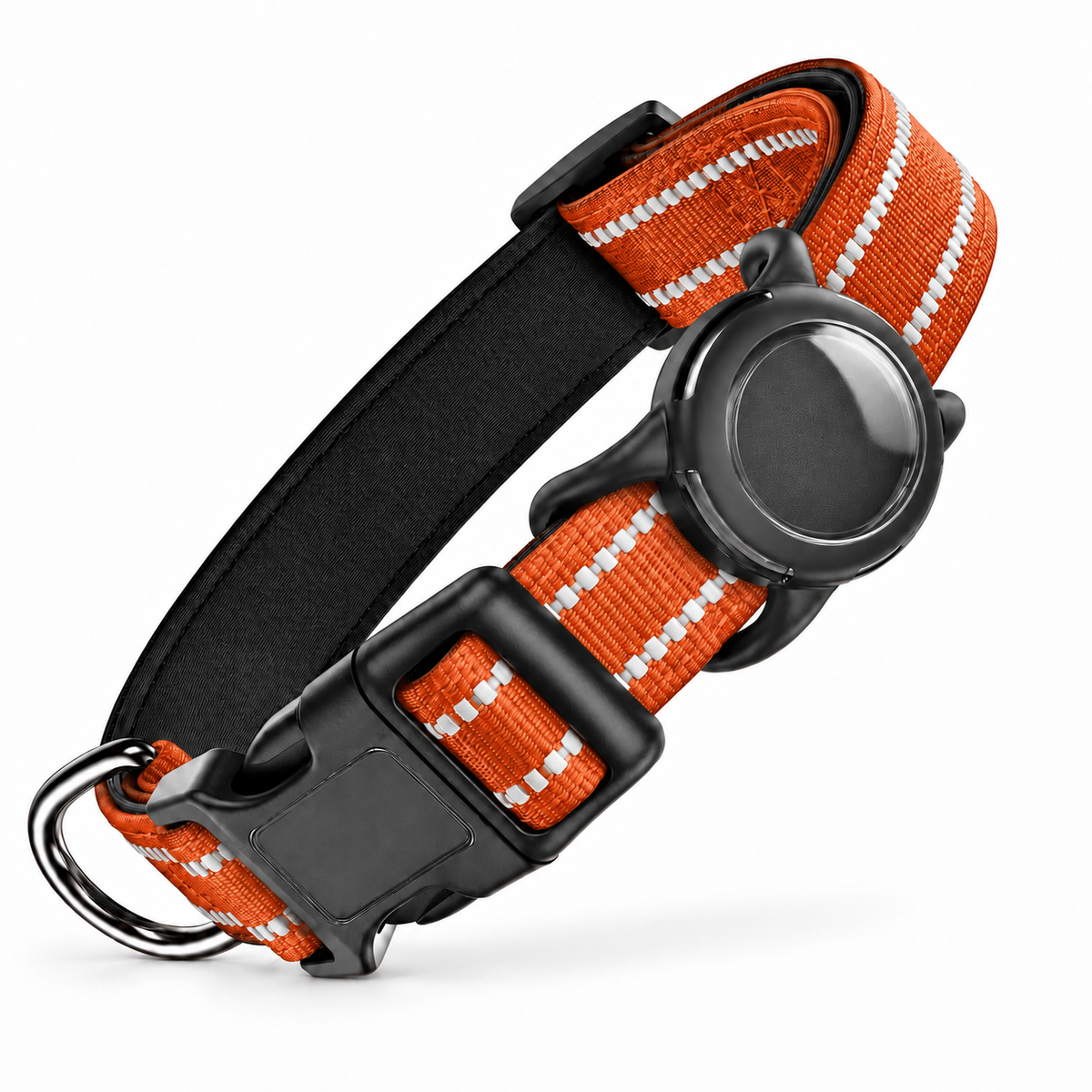 Collier réfléchissant orange pour chien avec support AirTag vide sur fond blanc