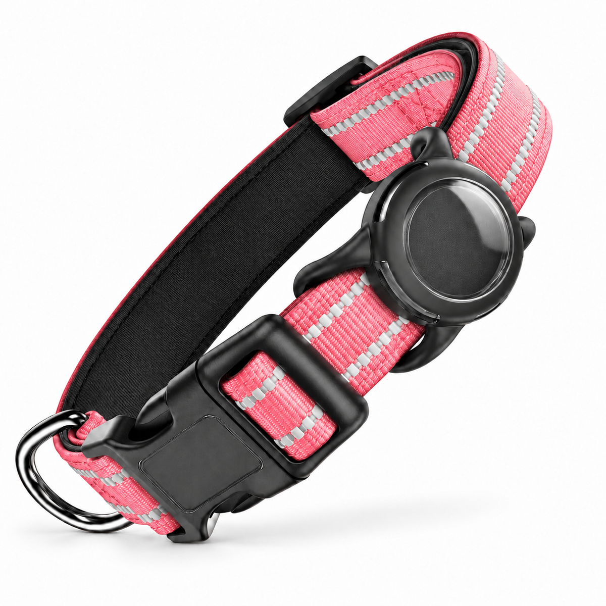 Collier réfléchissant rose pour chien avec support AirTag vide sur fond blanc