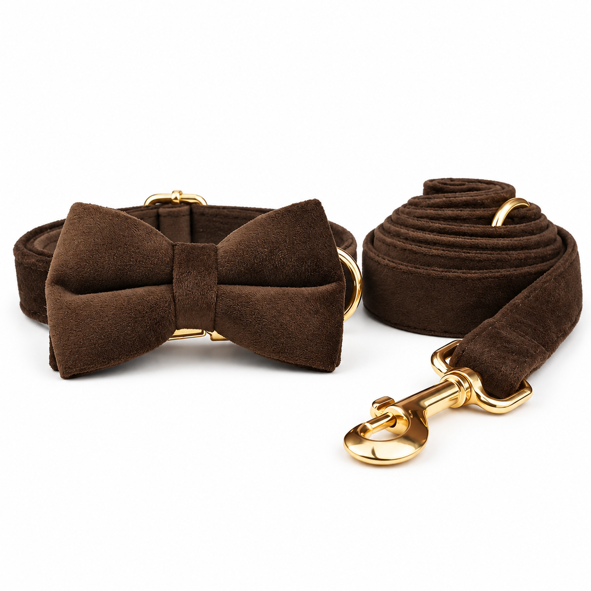 Ensemble laisse et collier avec nœud pour chien marron, finitions dorées, sur fond blanc