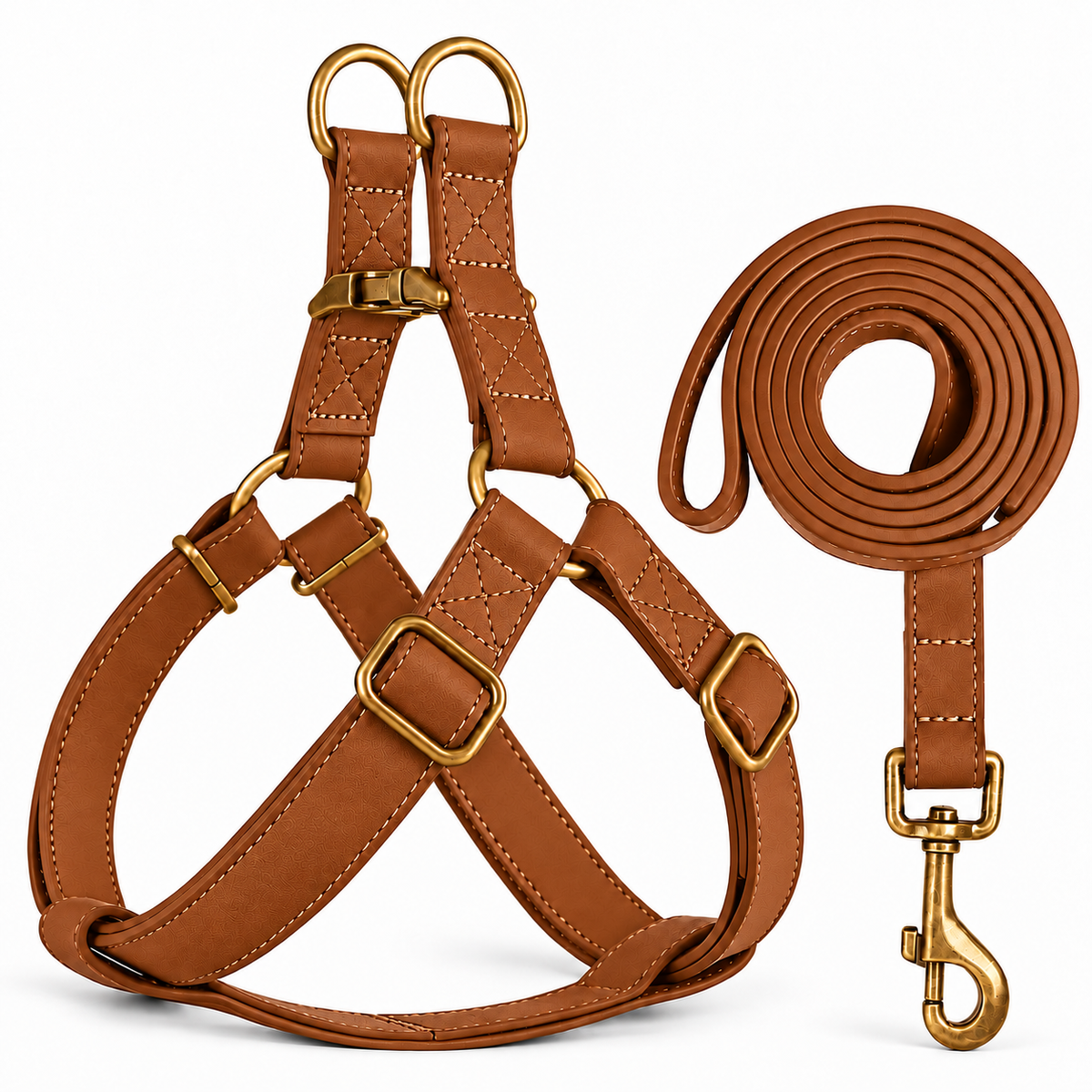 Kit harnais et laisse pour chien en simili cuir marron cognac avec boucles dorées, sur fond blanc